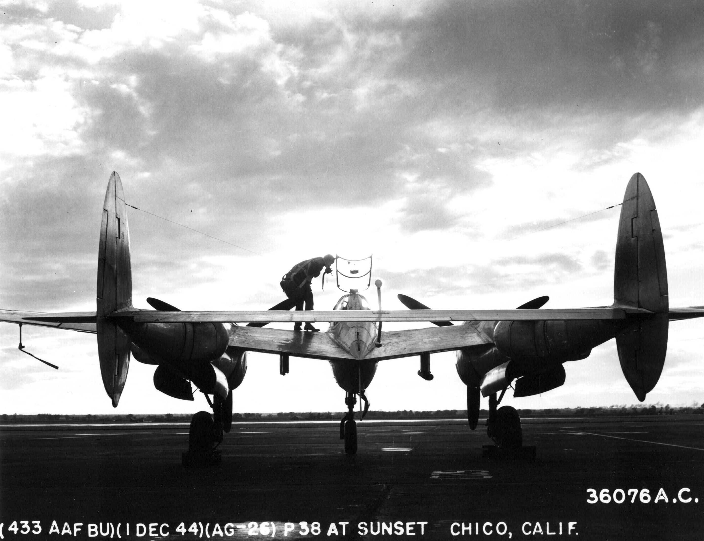 P-38_Lightning_at_sunset.jpg
