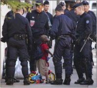 little_black_kid_and_cops.jpg little_black_kid_and_cops.jpg