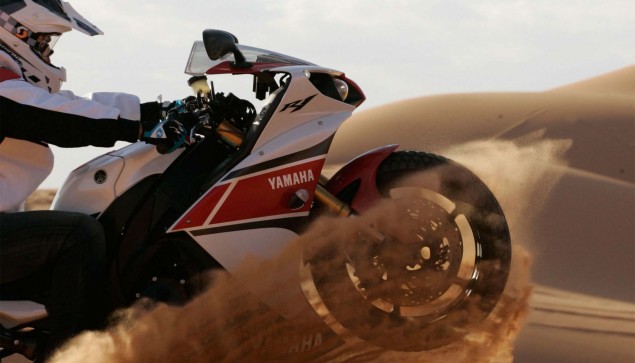 Yamaha-YZF-R1-sand-dunes-05-635x363.jpg