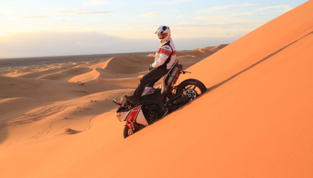 Yamaha-YZF-R1-sand-dunes-06-635x362.jpg