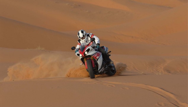 Yamaha-YZF-R1-sand-dunes-08-635x362.jpg
